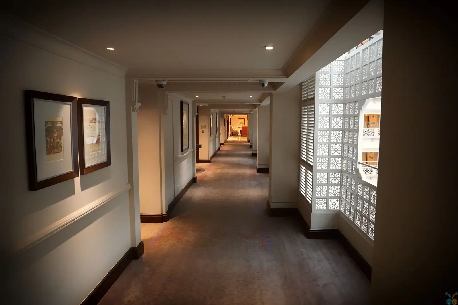 ValvelliqueluxeRetreat interior corridor